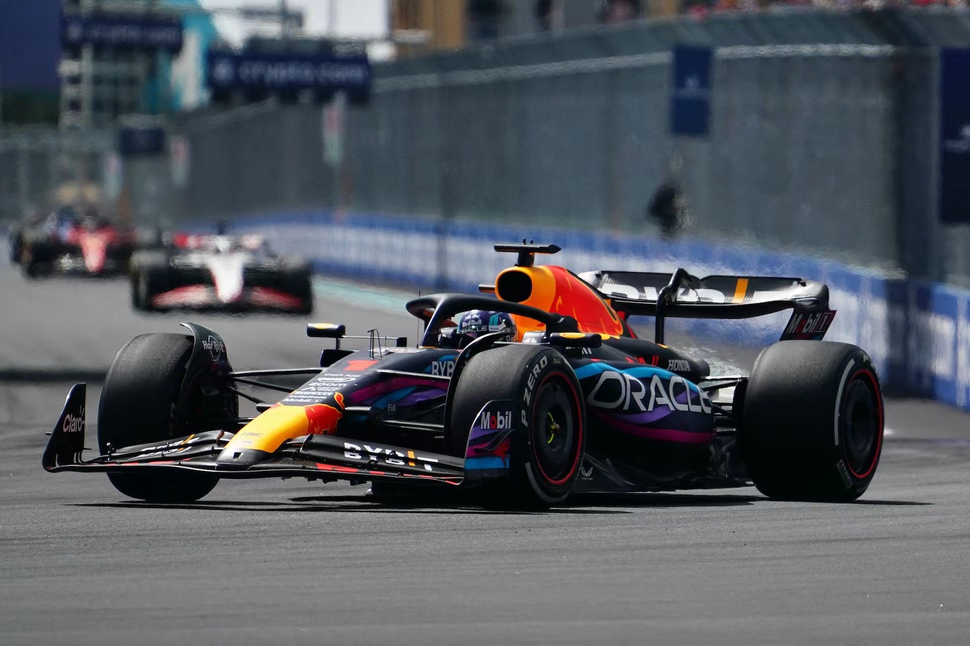 雷诺车队完胜阿斯顿马丁，佩雷兹高光表现