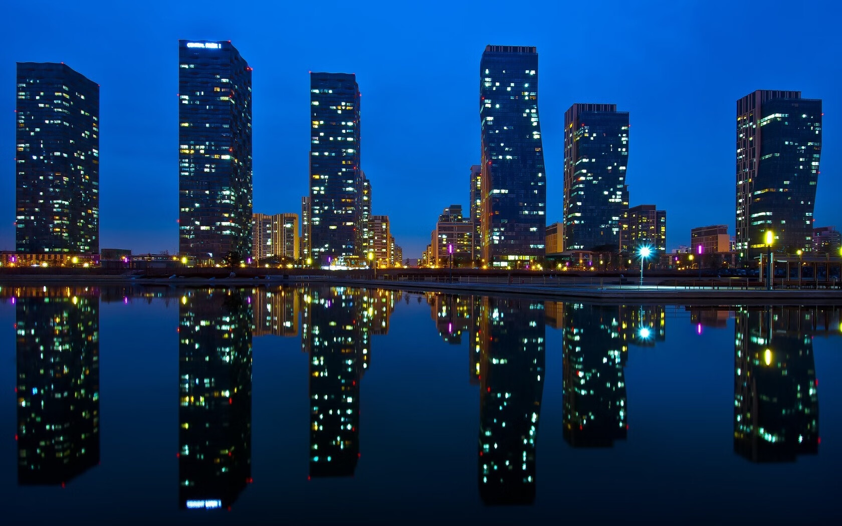 场外的MVP，当萨拉赫在英超的夜空下，遥控着西班牙的国家德比之夜