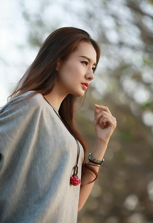 开云体育入口-赛道即战场，当F1决赛夜化身为贝恩的进攻狂想曲